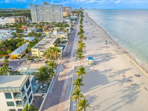 Hollywood Beachfront Apartment in Hollywood, USA