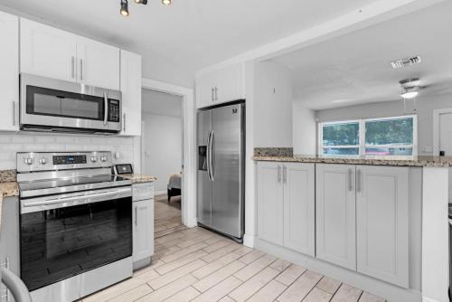 Trendy Family Home -Heated Pool in Emerald Hills