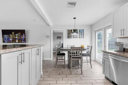 Trendy Family Home -Heated Pool in Emerald Hills