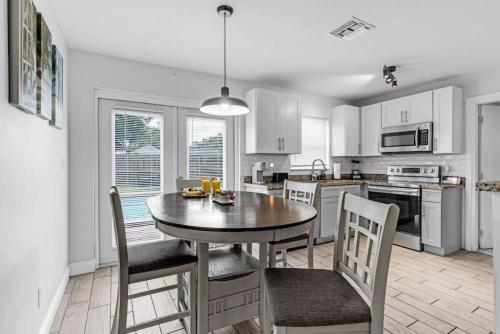 Trendy Family Home -Heated Pool in Emerald Hills
