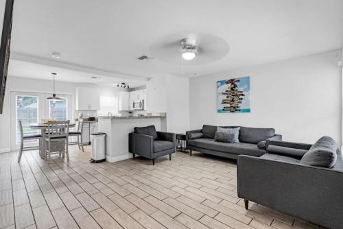 Trendy Family Home -Heated Pool in Emerald Hills