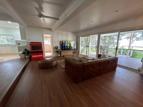 sala de TV, Absolutely Lakeside House, quiet and peace in Chittaway Bay