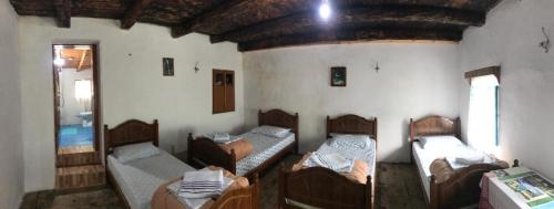 4 twin beds