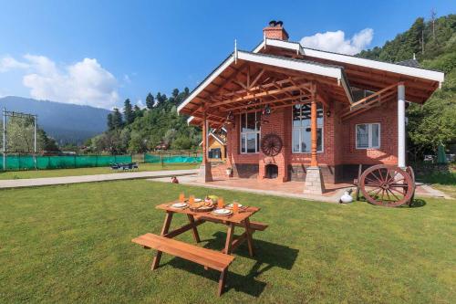 StayVista at Suroor with Central Heating in Tanmarg