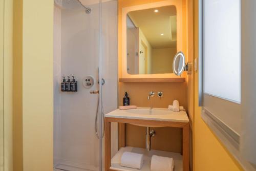 Canopy by Hilton Cannes Room Type - Premium King Room with Partial Sea View