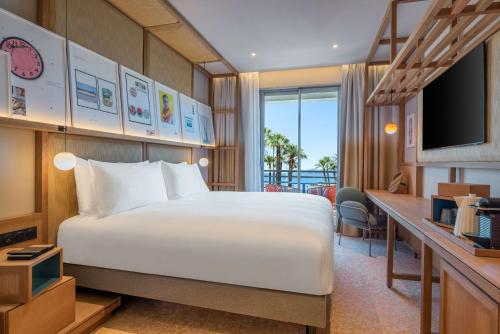 Premium King Room with Partial Sea View