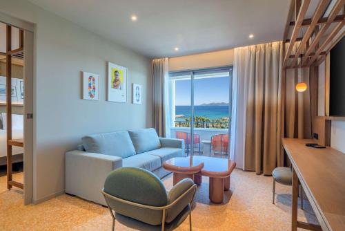 One-Bedroom King Suite with Sea View