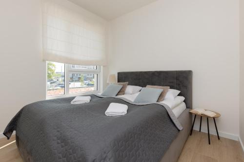 Modern Family Apartment with Parking by Noclegi Renters