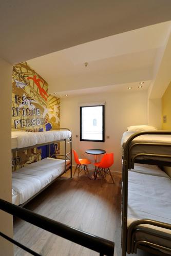 The 3 Ducks Eiffel Tower by Hiphophostels - image 9