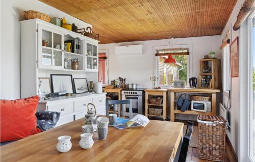ห้องครัว, Nice Home In Dronningmølle With Wifi in ดรอนนิงเมิลเลอ