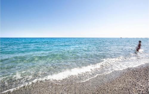  Lovely Apartment In Melito Porto Salvo, Ferienwohnung in Melito di Porto Salvo