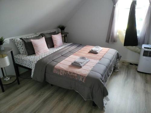 . Comfy 1 bdrm apartment close to highway