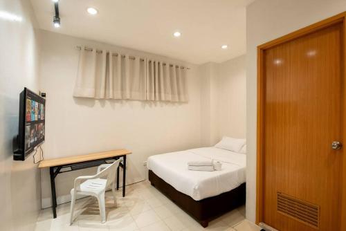 JP Santiago Studio Makati J204, Манила