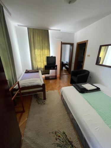 1 double bed, 1 twin bed