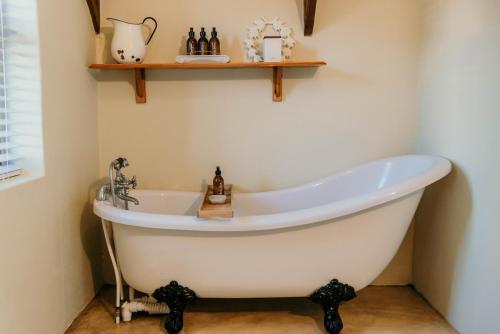 浴室, Silky Oaks Couples Retreat in 里比克堡