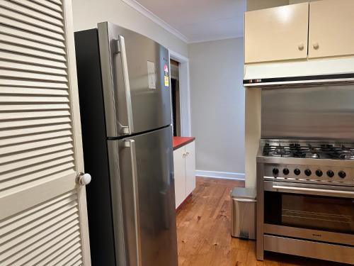 Konyha, Central Sunbury home with top-hill views, high speed NBN and Netflix ready in Sunbury