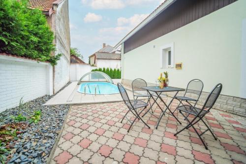 สระว่ายน้ำ, PENZION ZA VODOU in เซเซมิช