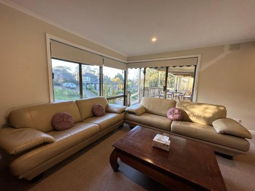 Central Sunbury home with top hill views, high speed Wifi, Netflix & Prime Video