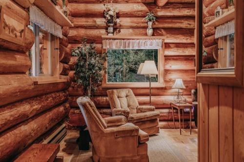 11SL - Wi-Fi - NO PETS Log Cabin - Sleeps 7 cabin