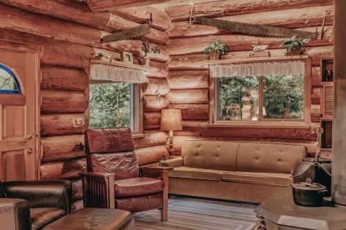 11SL - Wi-Fi - NO PETS Log Cabin - Sleeps 7 cabin