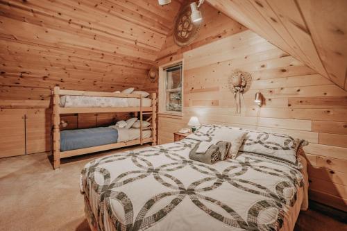 11SL - Wi-Fi - NO PETS Log Cabin - Sleeps 7 cabin