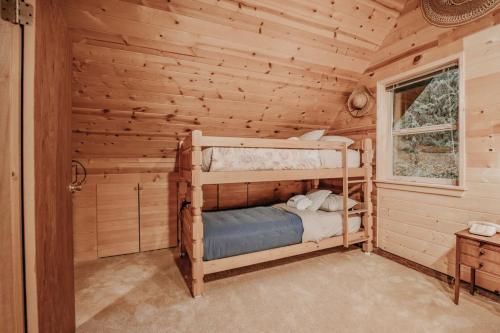 11SL - Wi-Fi - NO PETS Log Cabin - Sleeps 7 cabin