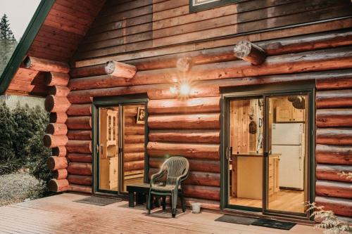 11SL - Wi-Fi - NO PETS Log Cabin - Sleeps 7 cabin