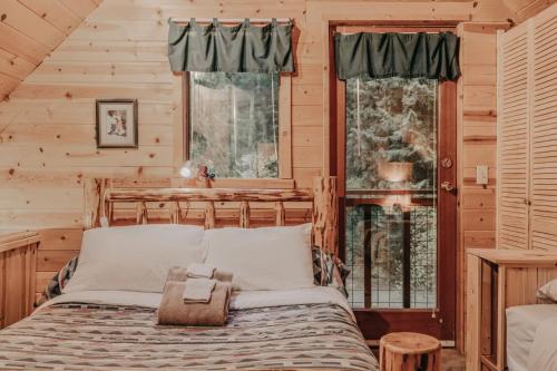 11SL - Wi-Fi - NO PETS Log Cabin - Sleeps 7 cabin