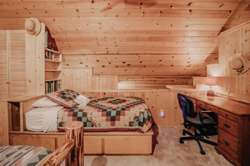 11SL - Wi-Fi - NO PETS Log Cabin - Sleeps 7 cabin
