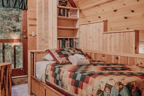 11SL - Wi-Fi - NO PETS Log Cabin - Sleeps 7 cabin