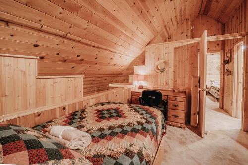 11SL - Wi-Fi - NO PETS Log Cabin - Sleeps 7 cabin