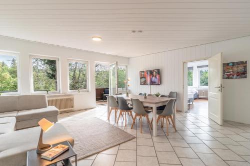 Berghof Wörner 2 Wohnungen für bis zu 20 Personen mit Balkon I Terrasse I 4 Bäder I NETFLIX I Ruhig und gemütlich wohnen