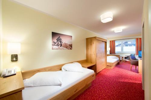 2 twin beds, 1 sofa bed