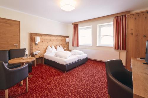 1 queen bed, 1 sofa bed