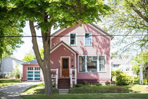 Pink Mitten: Walk to Lake MI!