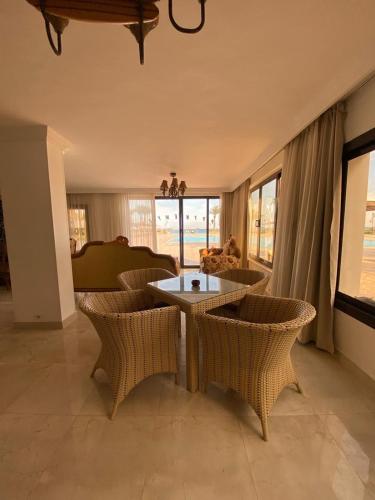 Esplanada hotel Apartments - Tap to explore photos