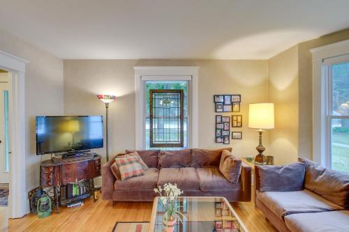 Historic Home with Sunroom - 5 Mi to Lambeau Field! in De Pere, USA