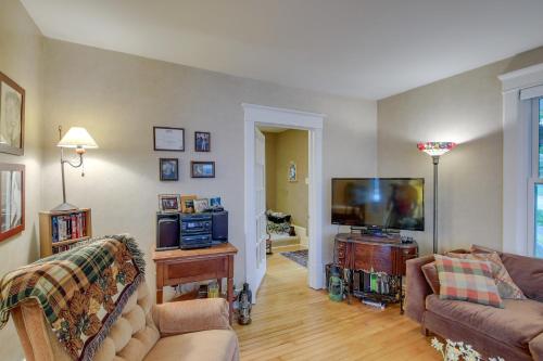 Historic Home with Sunroom - 5 Mi to Lambeau Field! in De Pere, USA
