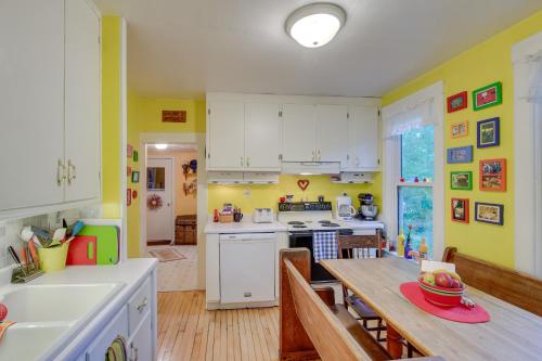 Historic Home with Sunroom - 5 Mi to Lambeau Field! - image 10