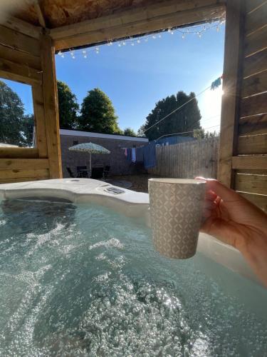 . Lovely 2 bed apartment with hot tub log burner and off street parking