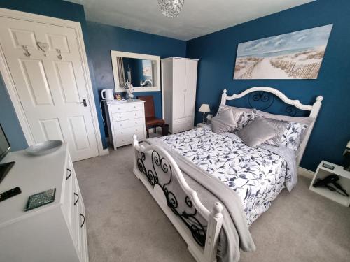 Dungarvon House B&B, Exclusive Bookings Only, Hot tub, Garden & Summerhouse, EV Point - Accommodation - Weston-super-Mare