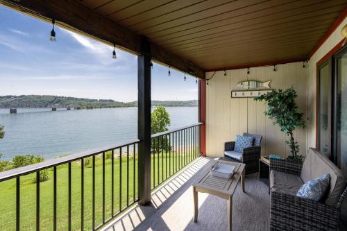 Lakefront with Fireplace! Near Silver Dollar City in Kimberling City, USA