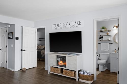 Lakefront with Fireplace! Near Silver Dollar City in Kimberling City, USA