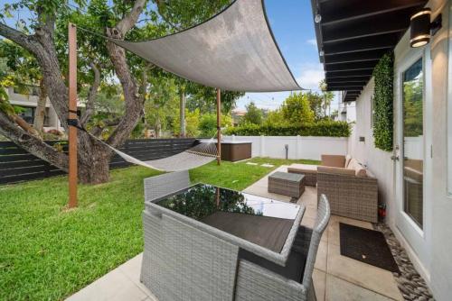 Mango Lovers Zen Beach Retreat w Hot Tub in Fort Lauderdale, USA