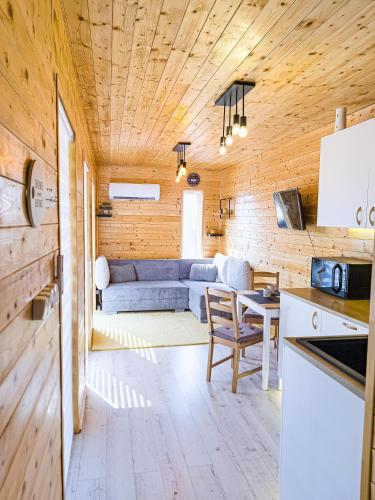 Facilities, Cosa Nostra Apartman in Sarvar