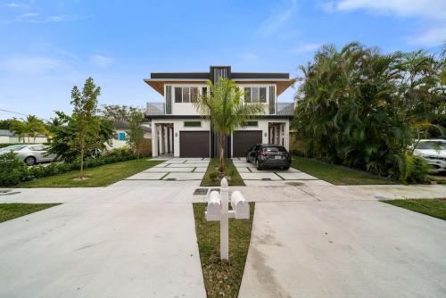 Luxury Home w 2 Pools near Beach in Fort Lauderdale, USA