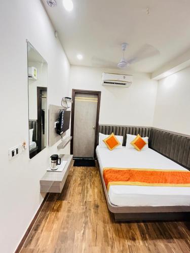 HOTEL Red Rosse 5 mints walkking distance from new delhi railway station