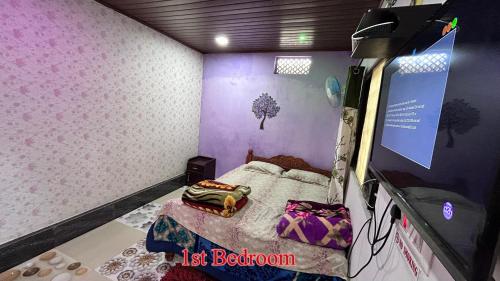 1 king bed, 1 sofa bed