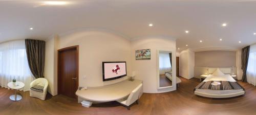 1 king bed, 1 twin bed
