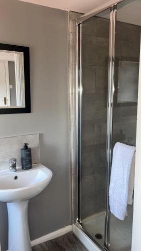 Massive 4 Bed Home Walking Distance To The City Lights, Perfect For Business Trips - Belfast